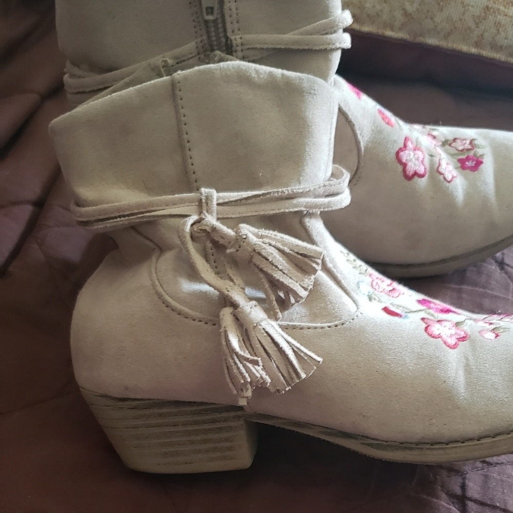 Girls boots